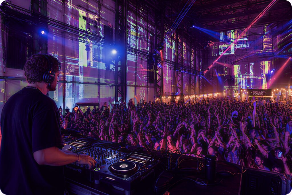DJ sur la main stage devant le public